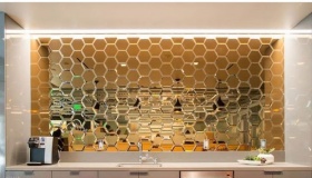 Панно-фартук на кухне из зеркальной бронзовой плитки 