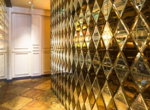 Стена из зеркальной золотистой и серебряной плитки 