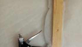 Монтаж на деревянную обрешетку с помощью строительного степлера